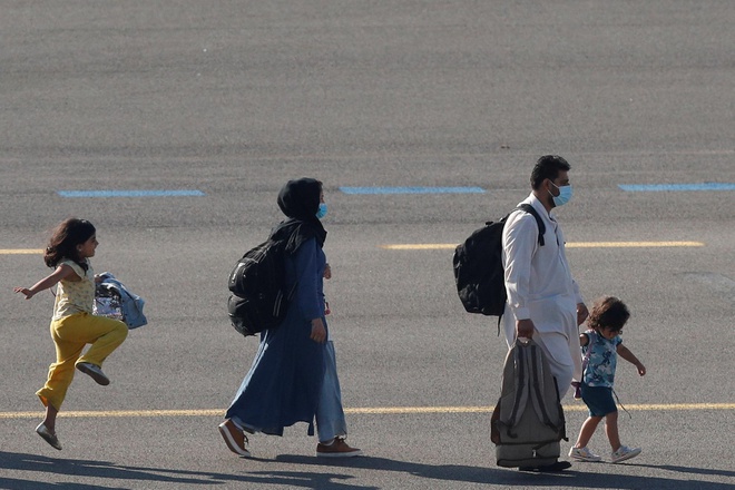 Hình ảnh em bé nhảy chân sáo sau khi rời Afghanistan gây bão trên mạng xã hội