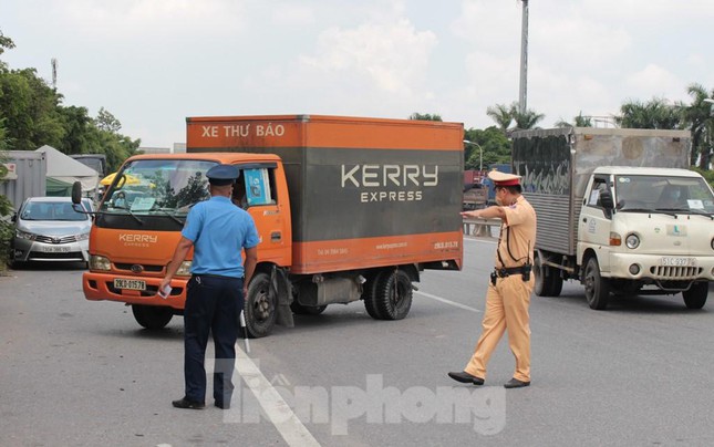           Tại chốt cầu Phù Đổng (QL1) 14h ngày 31/8, Thanh tra - CSGT đã dừng xe tải chở hàng BKS 29LD-01578 để quét mã luồng xanh, kiểm tra giấy đi đường.          