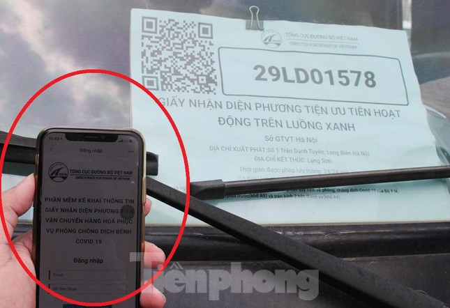           Tuy nhiên khi Thanh tra giao thông bật app lên để quét mã luồng xanh xe 29LD-01578 thì màn hình điện thoại báo trở về hệ thống đăng nhập, không hiện thị thông tin xe và các loại giấy tờ đi đường như thường lệ.          