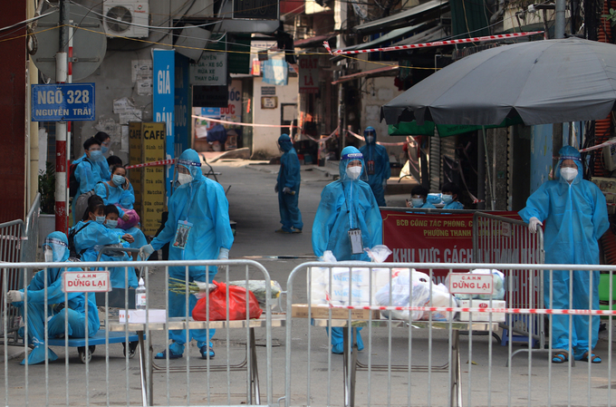 20h 1/9 bắt đầu di dời 1.200 người dân trong ổ dịch lớn nhất ở Hà Nội