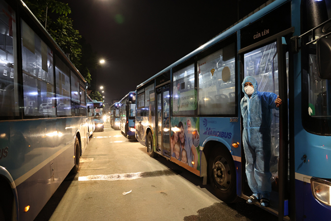 10 xe buýt làm nhiệm vụ đưa người dân đến khu ký túc xá của Trường đại học FPT.