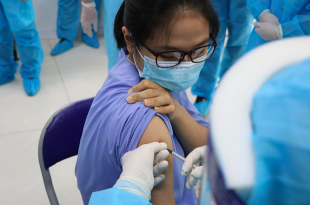 Hơn 87% người trên 18 tuổi ở TPHCM đã được tiêm vắc-xin