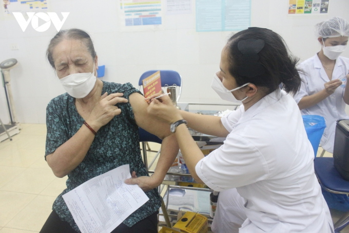Như vậy, với số lượng vaccine được cấp, đến 15/9 tới đây thì 100% người dân trên địa bàn phường Dương Nội từ 18 tuổi trở lên đủ điều kiện được tiêm chủng.