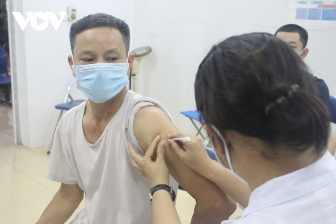 Ngay sau đó, phường đã nhận thêm 4.000 liều vaccine cấp bổ sung để giải quyết cho các cư dân ở các tổ dân phố chưa được tiêm. Lũy kế trong 3 ngày tiêm (9-12/9) vaccine Vero Cell, phường đã đạt được 6.570 mũi tiêm.