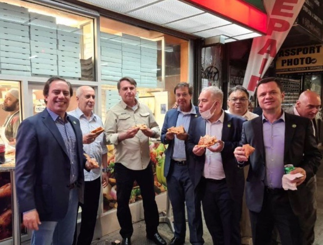 Ông Bolsonaro (thứ 3 từ trái sang) ăn pizza với các quan chức cấp cao trên đường phố New York hôm 19/9. Ảnh: Instagram/GilsonMachadoNeto.