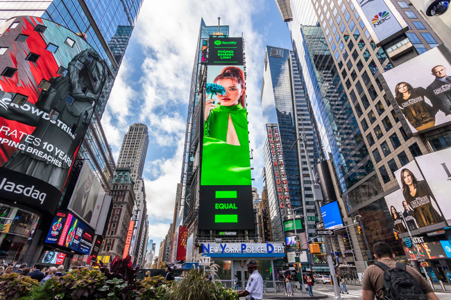 Phùng Khánh Linh rực sáng giữa billboard tại trung tâm Quảng trường Thời Đại, New York, Mỹ