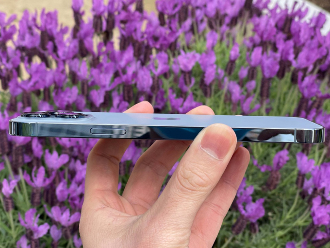           iPhone 13 Pro có phần khung được hoàn thiện từ thép bóng. Bên cạnh đó, thiết bị cũng dày hơn 0,3 mm và nặng hơn 12 gram so với iPhone 12 Pro Max. Đổi lại, người dùng sẽ có thời lượng pin tốt hơn.          