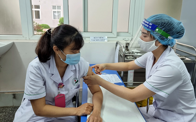 Hà Nội: Khẩn trương iêm đủ 2 mũi vaccine COVID-19 cho nhân viên y tế