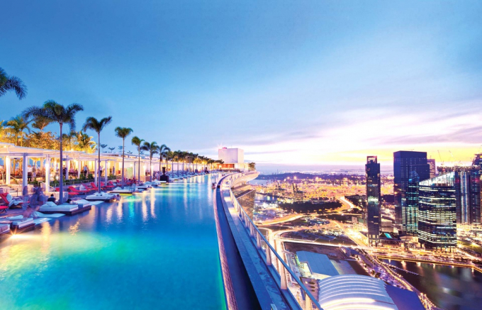           Marina Bay Sands (Singapore): Khách sạn sở hữu hồ bơi vô cực trên tầng thượng lớn nhất thế giới (rộng gần 150 m2). Từ tầng 57, bạn có thể ngắm nhìn ánh đèn lấp lánh của thành phố trong đêm.           
