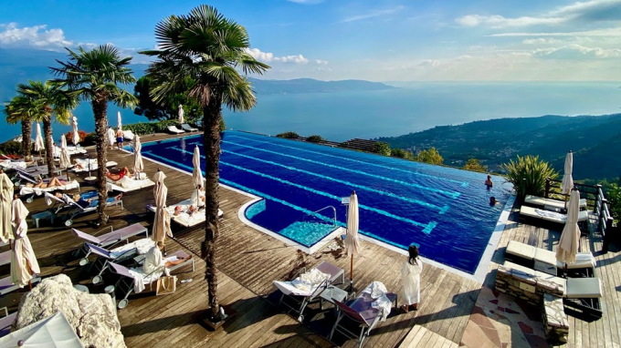           Lefay Resort & Spa Lago Di Garda (Gargnano, Italy):  Bao quanh resort là những ruộng bậc thang tự nhiên và rừng cây xanh mát. Không khí vùng nông thôn Italy đem đến sự yên bình trong tâm hồn những vị khách tới đây.           