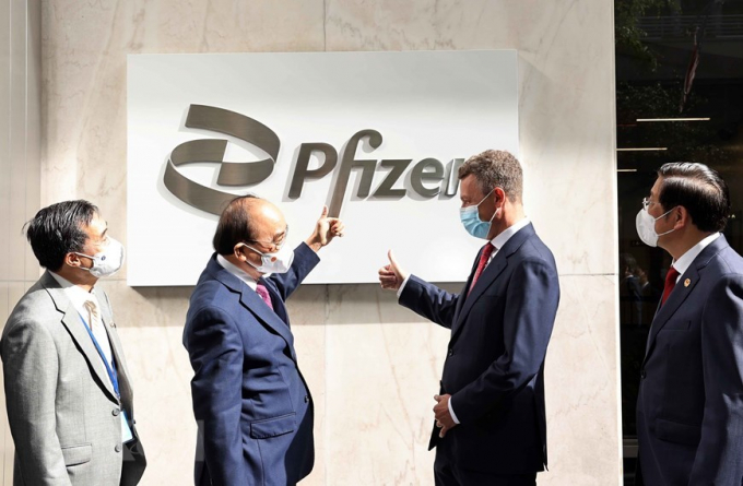         Chủ tịch nước Nguyễn Xuân Phúc thăm và làm việc tại Công ty Pfizer. Ảnh: Thống Nhất/TTXVN        