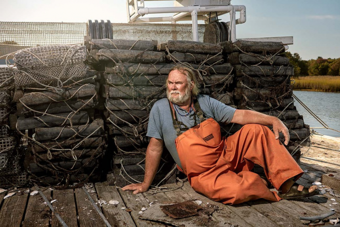           Jim Esposito ghi lại hình ảnh của người nông dân nuôi hàu ở Cape Cod (Mỹ).          