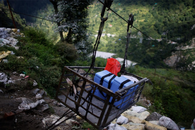 Chuyển vaccine lên dãy Himalaya bằng cách dùng ròng rọc