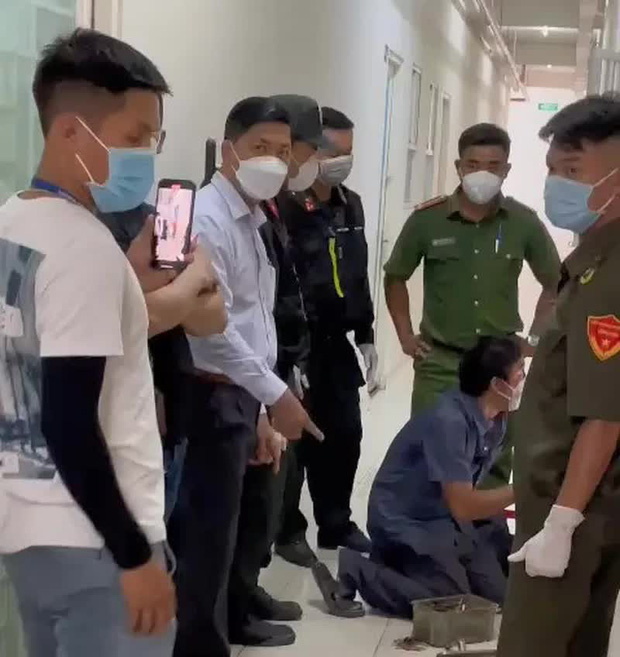   Lực lượng chức năng phường Vĩnh Phú (TP. Thuận An, tỉnh Bình Dương) phá khoá cửa để cưỡng chế người phụ nữ đi test nhanh COVID-19 (Ảnh: Dân Việt)  