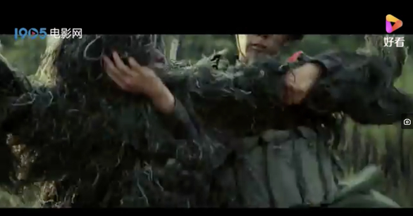   Một phân cảnh trong trailer phim, quân đội Trung Quốc giáp lá cà và đánh với đối phương là những người “ngụy trang trong lớp lá cây, cỏ”, dùng súng tiểu liên AK - Ảnh chụp màn hình  