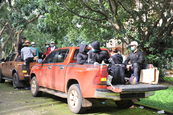   Đoàn xe chở 84 người dân của nhóm Đắk R'Lấp 24H bàn giao cho tỉnh Đắk Lắk - Ảnh: HẢI BẮC  