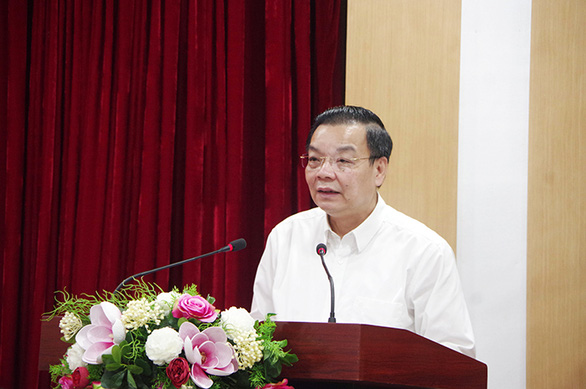   Chủ tịch UBND thành phố Hà Nội Chu Ngọc Anh tiếp thu ý kiến cử tri - Ảnh: QUỲNH ANH  