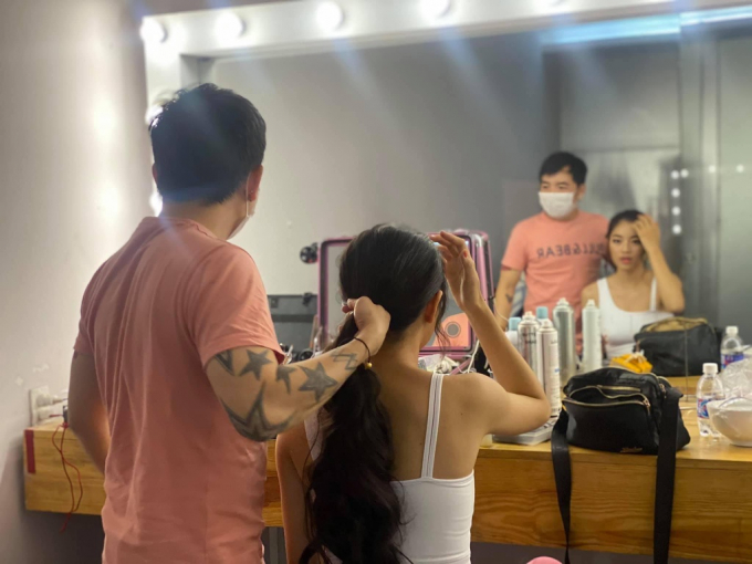 Anh Nhựt Nguyễn thường nhận dạy khách học make-up trong thời điểm hiện tại