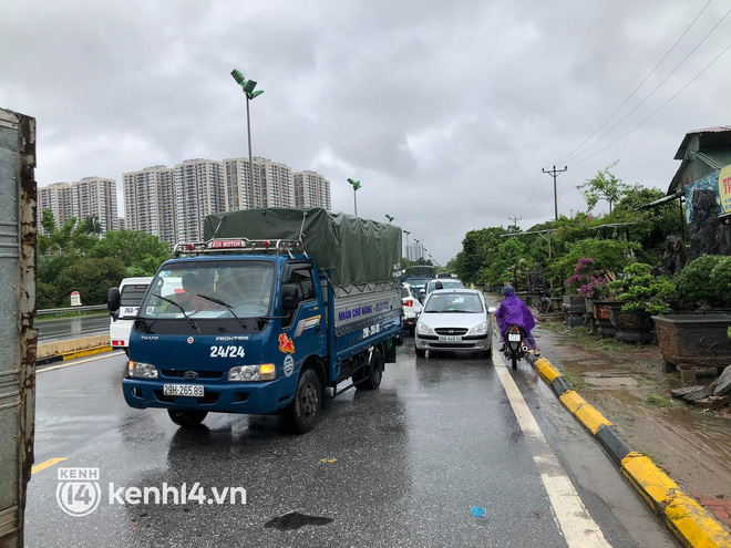   Hàng trăm xe quay đầu ở đường Đại lộ Thăng Long đoạn đi qua trụ sở Cảnh sát biển Việt Nam do ngập sâu  