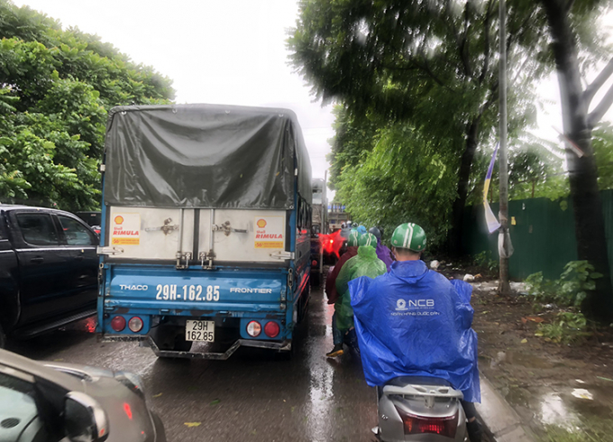 Các phương tiện khi di chuyển qua các đoạn đường ngập đều không thể đi nhanh, khiến đường gom hướng đi Hòa Lạc bị ùn tắc ít nhất 2 km.