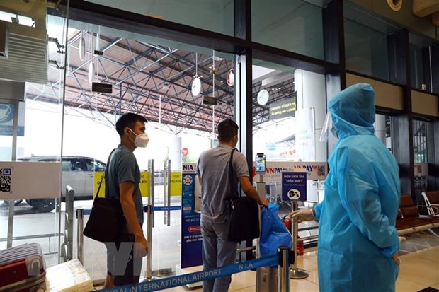   Hành khách tới sân bay Nội Bài phải đo kiểm tra thân nhiệt. (Ảnh: Huy Hùng/TTXVN)  