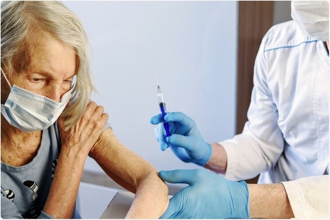 Nghiên cứu mới: Kháng thể ở người cao tuổi giảm mạnh sau nửa năm tiêm vaccine Pfizer