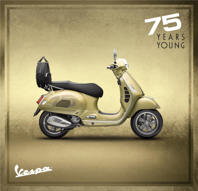   : Vespa 98 được xuất xưởng tại nhà máy Piaggio Pontedera, Ý vào tháng 4-1946. “Nó thật giống một con ong!” - khi nhìn thấy chiếc xe đầu tiên trên thiết kế với phần cốp sau to tròn và cái “eo” nhỏ, Enrico đã thốt lên như vậy. Cái tên Vespa (phát âm trong tiếng Ý có nghĩa “Chú ong nhỏ vo ve”) ra đời như thế.  