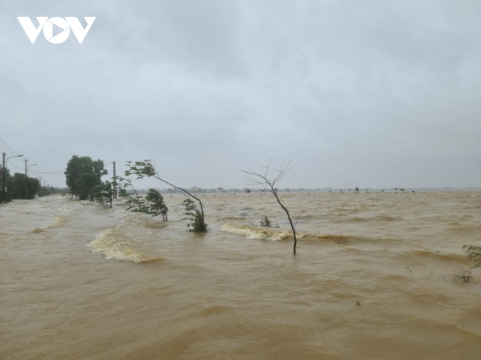 Trong đêm 17/10, tỉnh Quảng Bình tiếp tục mưa lớn, nước trên các sông đang dâng nhanh