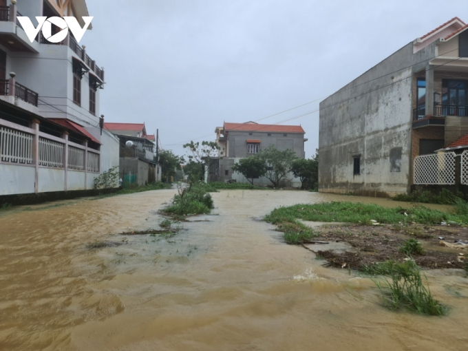 Nước lũ dâng cao, bắt đầu uy hiếp ngập lụt tại nhiều thôn xóm
