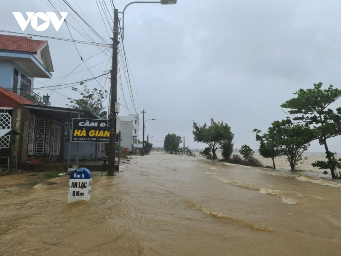 Nhiều tuyến đường ở huyện Lệ Thủy ngập nặng.