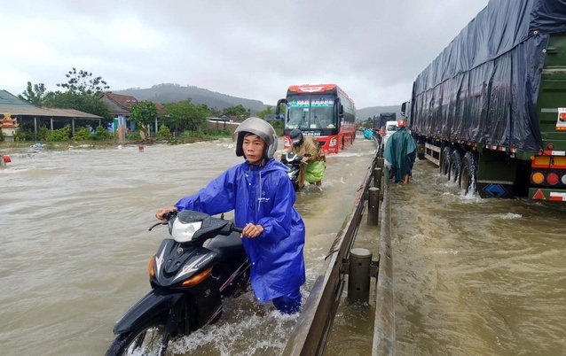Miền Trung tiếp tục mưa lớn, Hà Nội rét 18 độ C