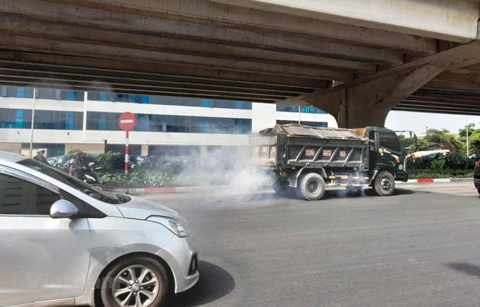   Khí thải từ phương tiện giao thông được cho là nguyên nhân gây bụi mịn PM 2.5. (Ảnh: Hùng Võ/Vietnam+)  
