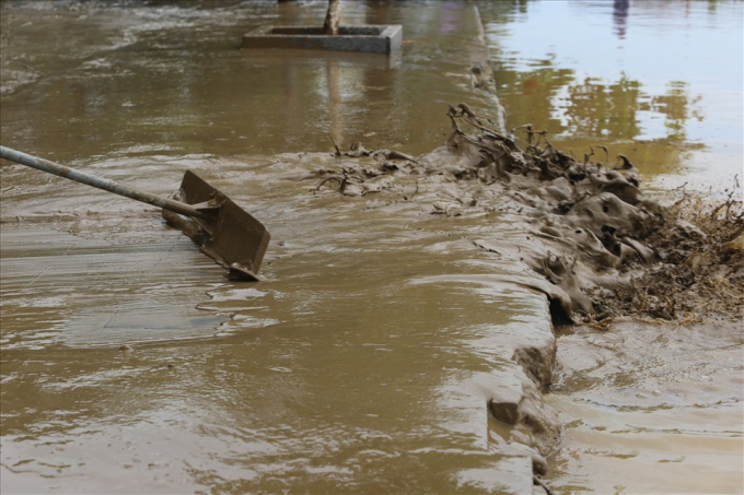  Lớp bùn non dày khoảng 10cm trên các đường phố gần sông Hoài.