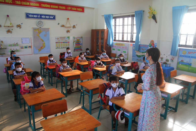 Giờ sinh hoạt chủ nhiệm trong buổi sáng đầu tiên học sinh đi học trở lại ở xã đảo Thạnh An.