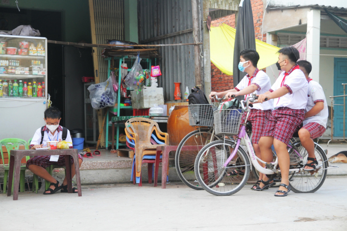 Một số học sinh khác ở gần Trường THCS-THPT Thạnh An cũng háo hức chờ đến giờ vào trường