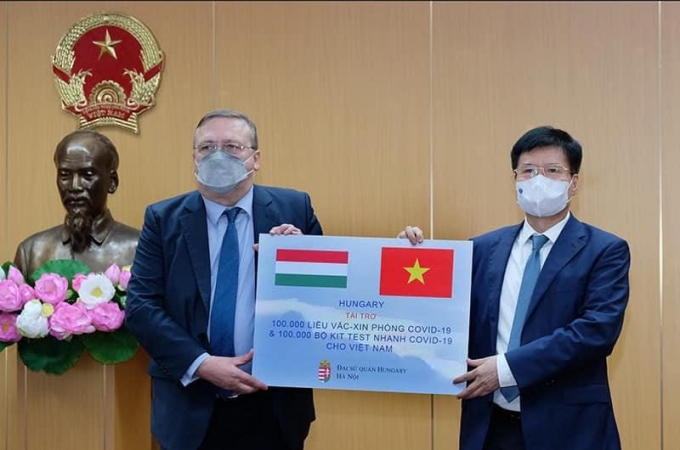           Thứ trưởng Bộ Y tế Trương Quốc Cường thay mặt lãnh đạo Bộ Y tế tiếp nhận 100.000 liều vaccine COVID-19 AstraZeneca và 100.000 bộ kit xét nghiệm nhanh từ Đại sứ Hungary tại Việt Nam Öry Csaba - Ảnh: VGP/Trần Minh           