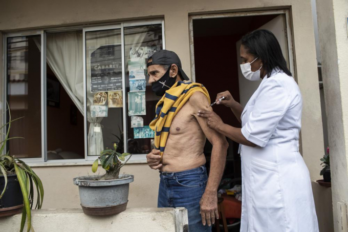 Một người đàn ông 70 tuổi được tiêm vaccine Pfizer trong chiến dịch tiêm mũi thứ 3 cho người sống tại các viện dưỡng lão tại Rio de Janeiro, Brazil vào tháng 9. Ảnh: AP.