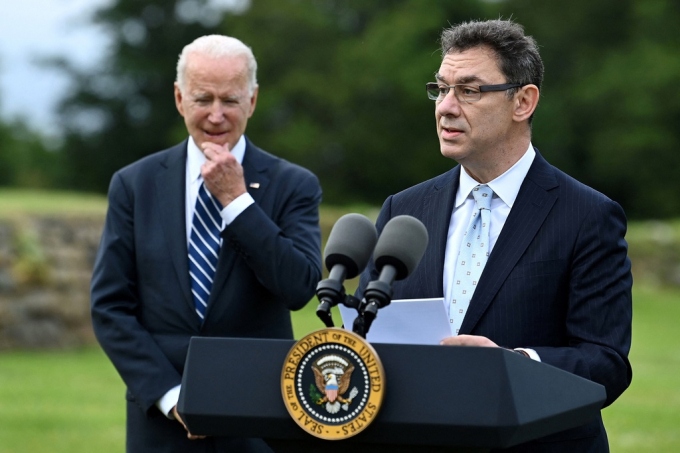 Tổng thống Mỹ Joe Biden (trái) lắng nghe trong lúc CEO của Pfizer Albert Boula phát biểu tại Cornwall, Anh vào ngày 10/6, trước thềm hội nghị thượng đỉnh G7. Ảnh: AFP.