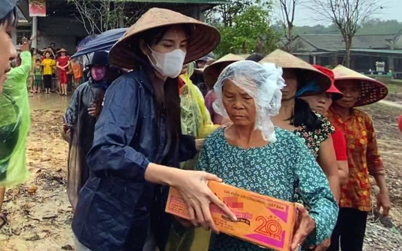   Ca sĩ Thủy Tiên đi trao quà cứu trợ người dân bị bão lụt.  
