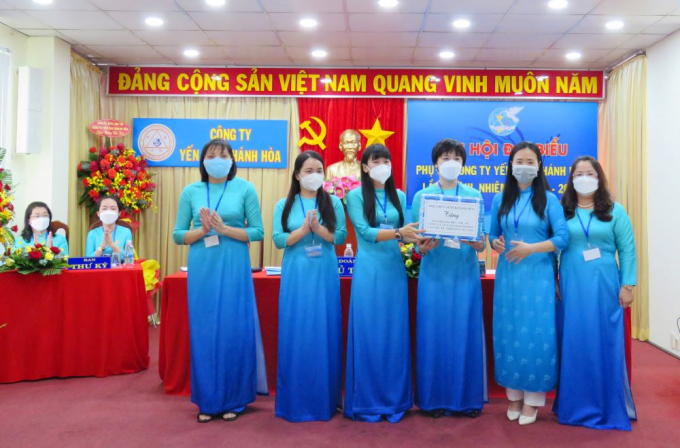 Hội Liên hiệp Phụ nữ tỉnh Khánh Hòa tặng quà cho Đại Hội Phụ nữ Công ty Yến sào Khánh Hòa