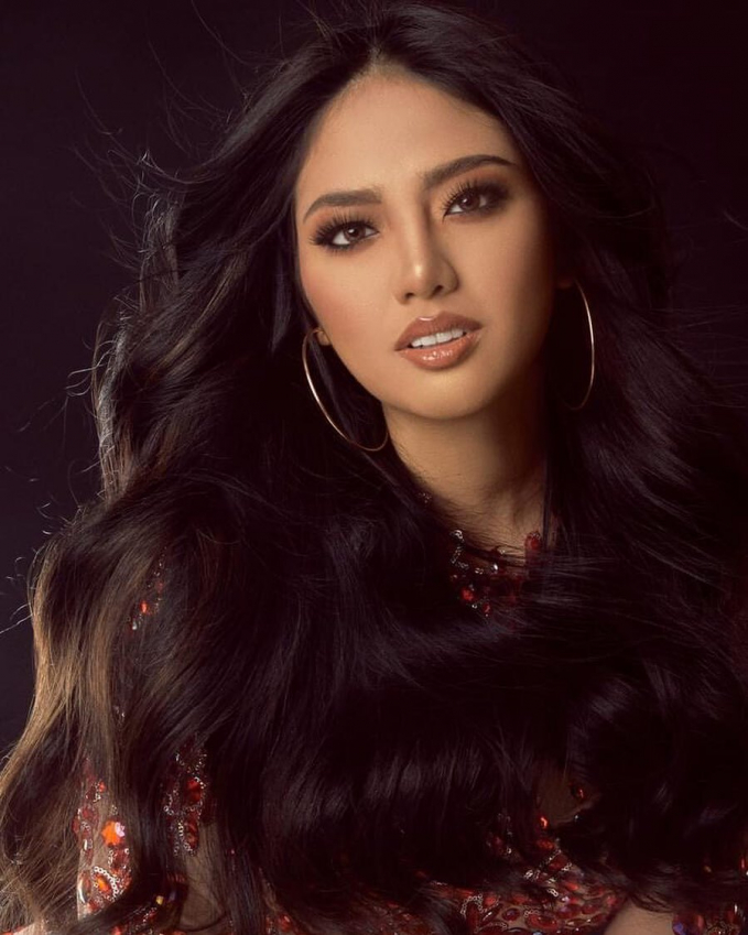   Obeñit sinh ra và lớn lên tại Cagayan de Oro, Misamis Oriental. Cô tốt nghiệp đại học Liceo de Cagayan, hiện làm việc trong ngành du lịch. Ngoài ngành chính, người đẹp cũng làm mẫu thời trang và dẫn chương trình.  