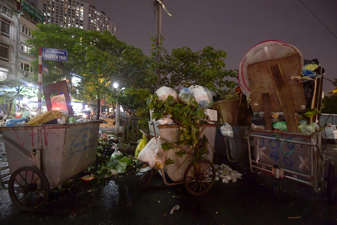 Ở nhiều nhiều góc phố, khu dân cư ở Hà Nội bắt đầu xuất hiện tình trạng ứ đọng rác khi bãi rác bãi rác Nam Sơn tạm dừng tiếp nhận.