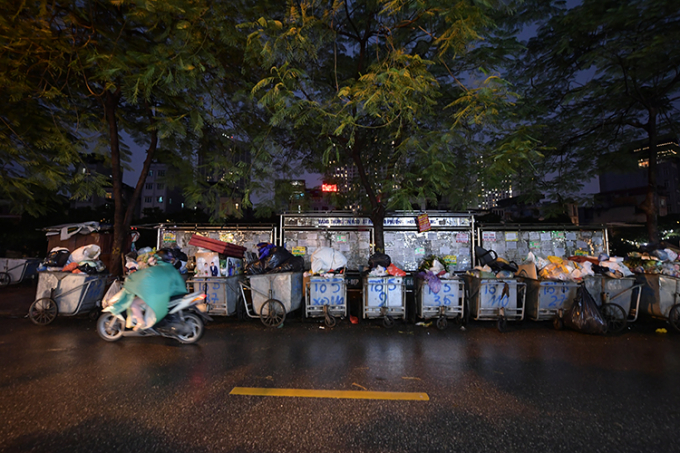 Tại điểm thu gom rác nằm trên đường Khương Trung (Thanh Xuân, Hà Nội), nhiều xe rác chờ được di dời.
