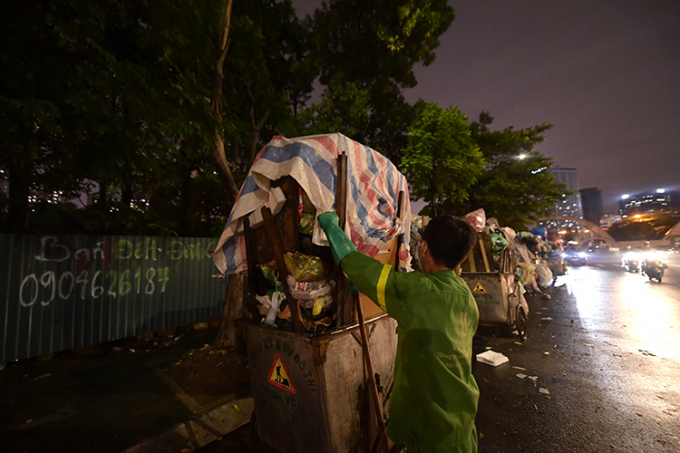 Anh Lê Thanh Hà, nhân viên môi trường cho biết, xe chở rác không được tiếp nhận, gây ra cảnh ngưng trệ tại những điểm thu gom.