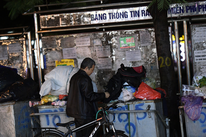 Những thùng rác tràn đầy, gây khó khăn cho người dân đi bỏ rác thải sinh hoạt.