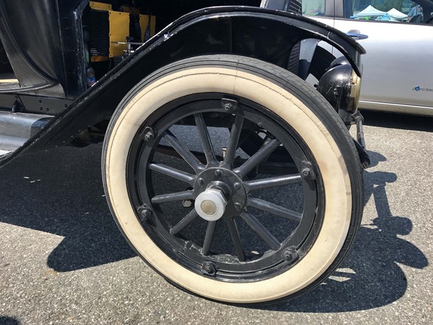 Phong cách thời thượng thể hiện trên cặp đèn xe phía trước và bánh xe được thiết kế công phu theo kiểu xe ngựa hoàng gia.
