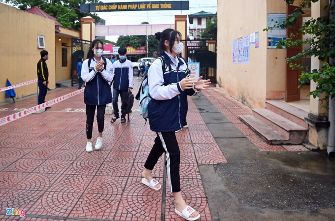           Ngày đầu học sinh trường THCS Tây Đằng (Ba Vì, Hà Nội) được trở lại trường sau hơn 6 tháng nghỉ và học trực tuyến tại nhà. Thời tiết trở lạnh 18 độ C, có mưa nhỏ.          