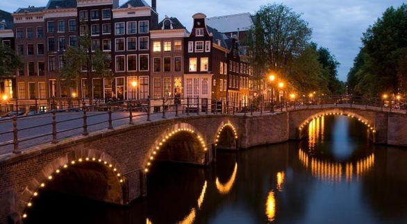 Amsterdam nằm trên vùng trũng cùng với các thành phố như Rotterdam và The Hague. Người ta tính toán rằng khoảng 150 năm nữa thành phố xinh đẹp này sẽ bị nhấn chìm.