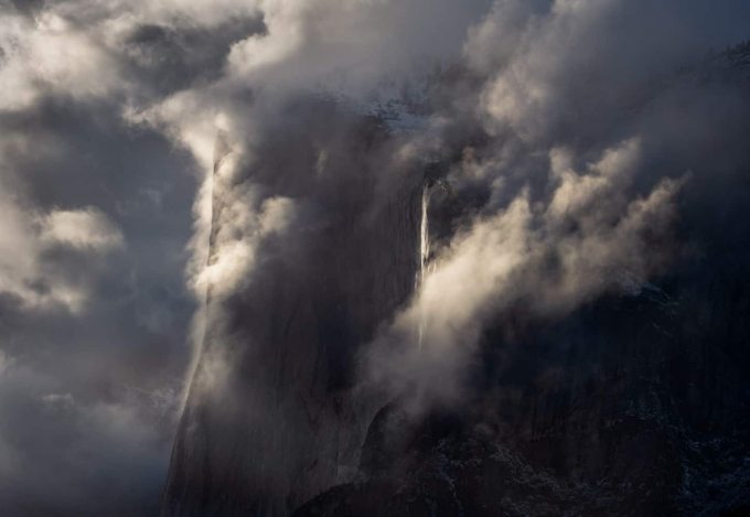                   Cảnh quan hùng vĩ của dãy núi đá này được chụp ở Yosemite, California, đã giành vị trí thứ nhất hạng mục Cảnh quan lớn.                   