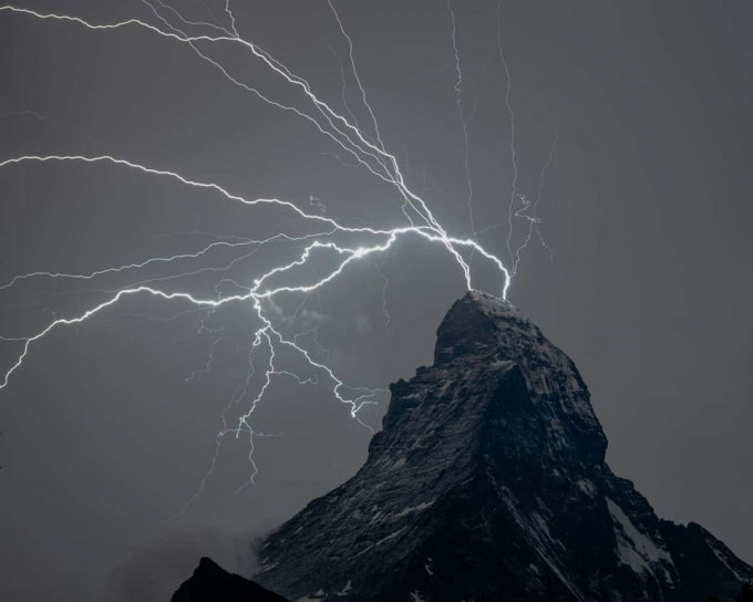           Nhiếp ảnh gia Paul Hammett (Thụy Sĩ) đã giành chiến thắng hạng mục Cảnh đêm. Tác phẩm của anh ghi lại cảnh một tia sét mạnh mẽ bao trùm trên đỉnh ngọn núi Matterhorn thuộc dãy Alps, nằm giữa biên giới Italy-Thụy Sĩ.           